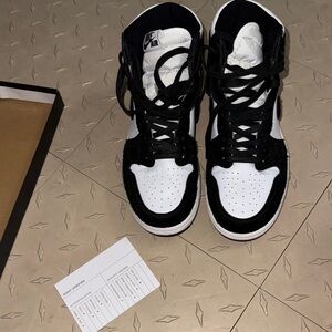 Nike Air Black and White High-Tops OG twist